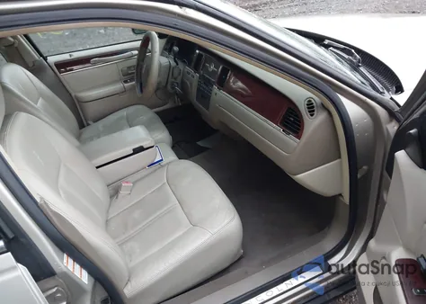 2005 Lincoln Town Car Signature Limited z USA, uszkodzony, nr VIN 1LNHM82W45Y601827